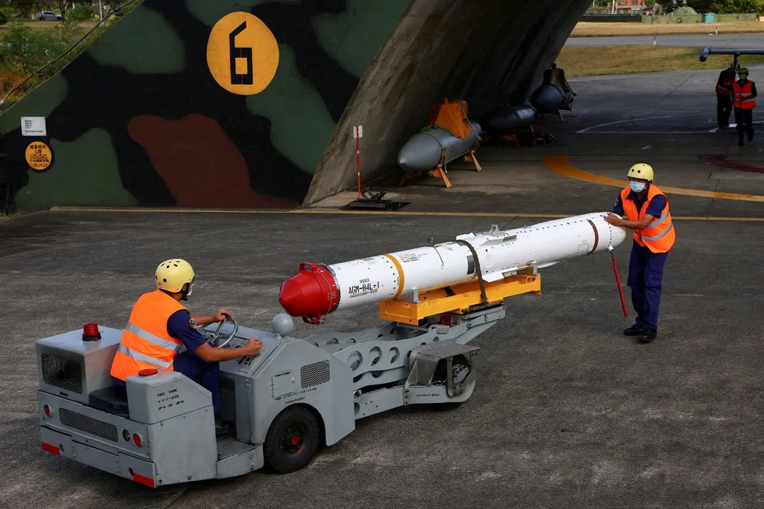 花蓮空軍基地正在裝載美製AGM-84「魚叉」反艦飛彈。（圖／路透社）