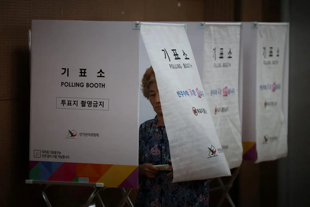 南韓首爾一名女子3日在投票亭投票。（圖／路透社）
