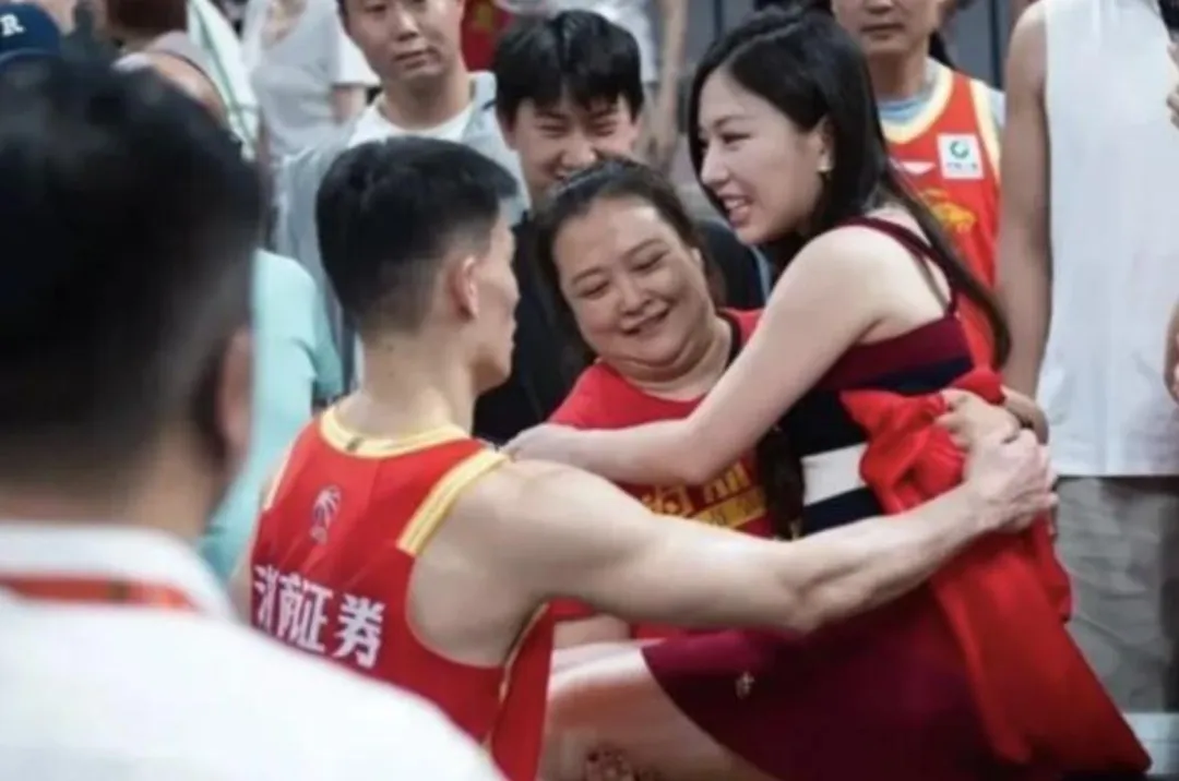 蔡尚樺被球迷捕捉到和林秉聖公開親密互動。（圖／翻攝 zuccsabonisi虎撲）
