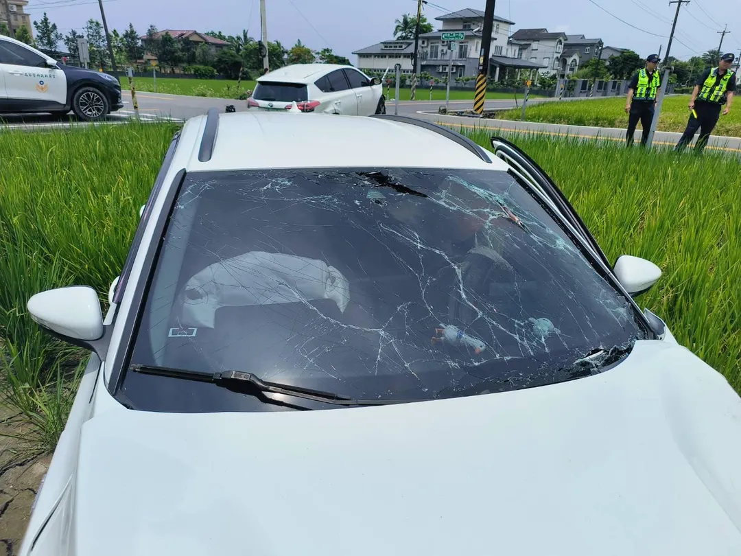 田中的汽車受到撞擊後，車前擋風玻璃碎裂。（圖／警方提供）