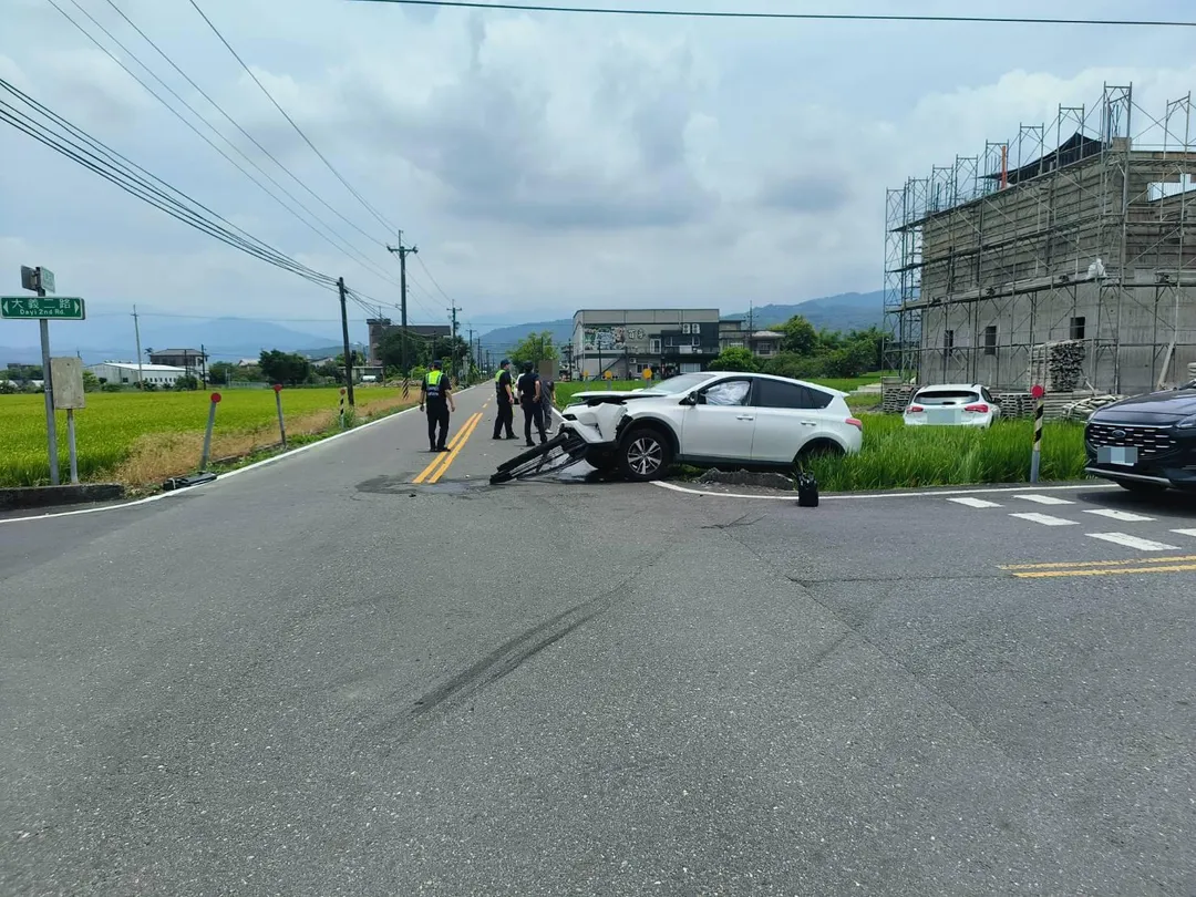 警方到場發現，一輛自小客車因撞擊力道過大衝向田中，另一輛自小客車則是半台卡在田裡。（圖／警方提供）