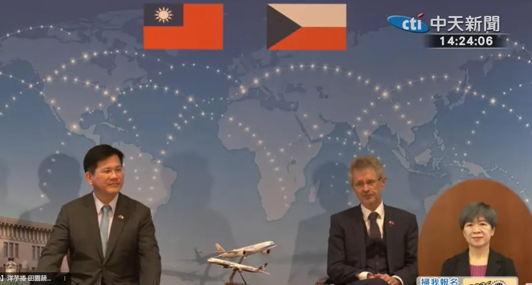 捷克國會議長韋德齊（右）與我外交部長林佳龍（左）現身外交部記者會。（中天新聞）