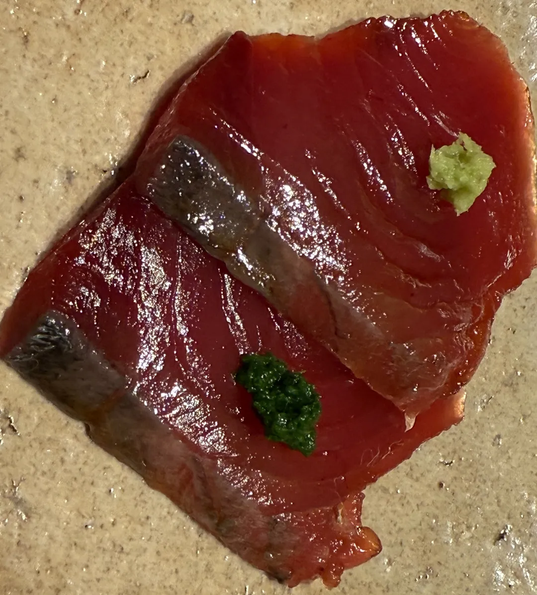 鰹魚去皮醃漬。（圖／黃宏輝提供）