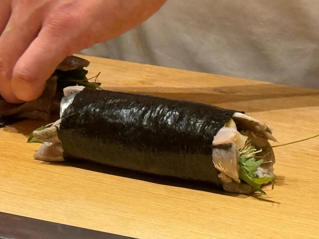 壽司捲兩端冒出食材。（圖／黃宏輝提供）