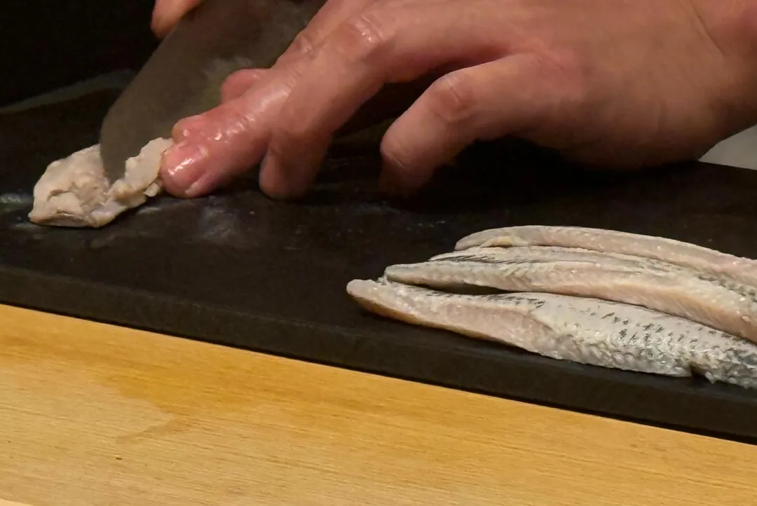 精修魚身。（圖／黃宏輝提供）