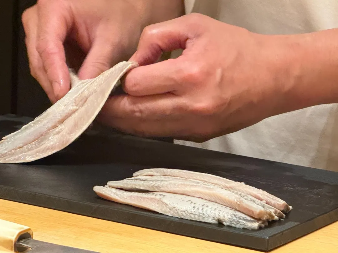 沙丁魚手撕去皮。（圖／黃宏輝提供）