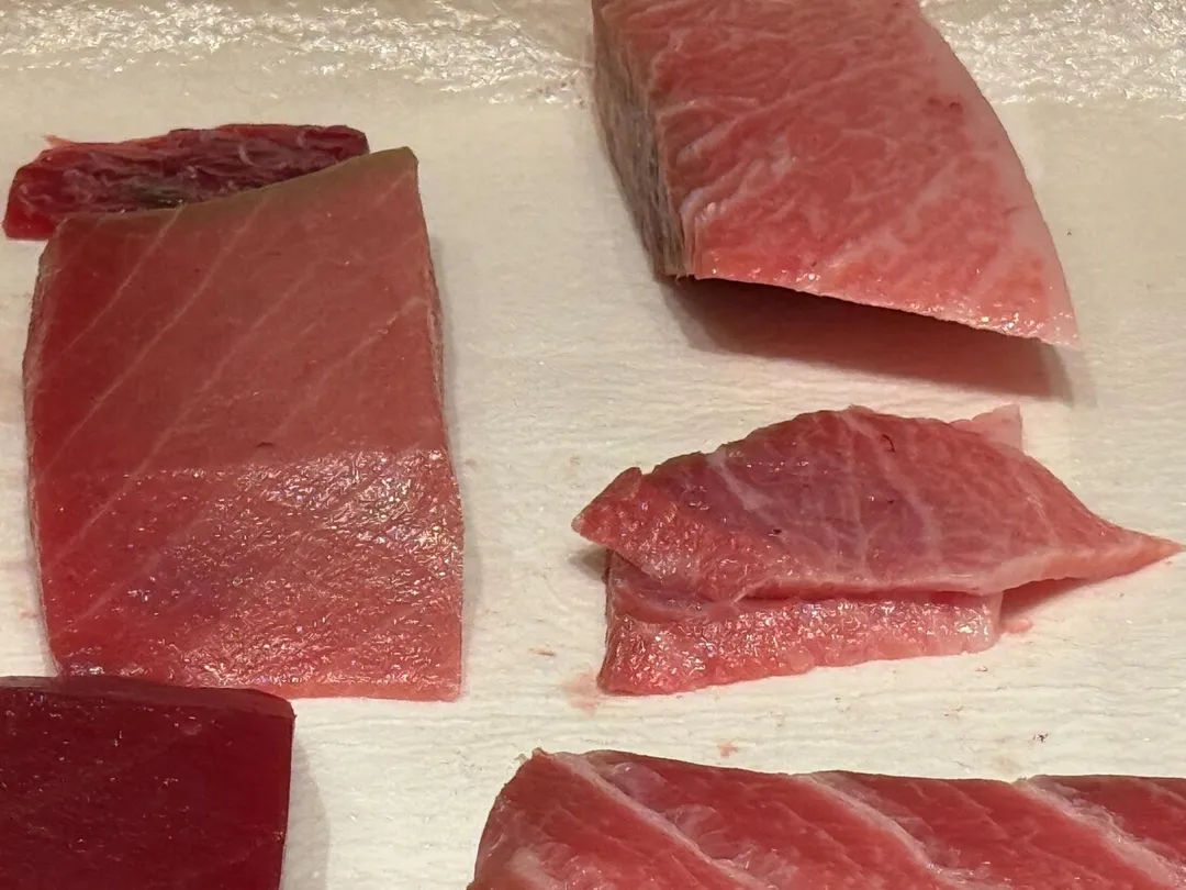 不成型的中腹肉可能是員工餐。（圖／黃宏輝提供）