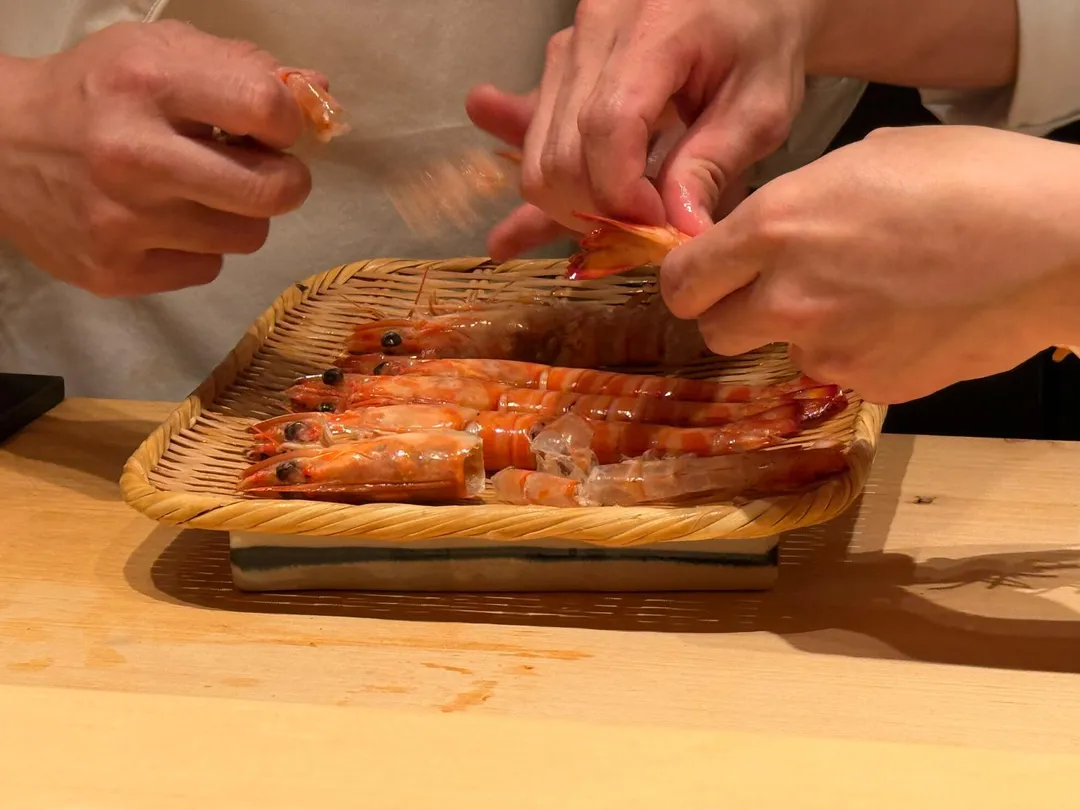 剝蝦殼精華在蝦頭。（圖／黃宏輝提供）