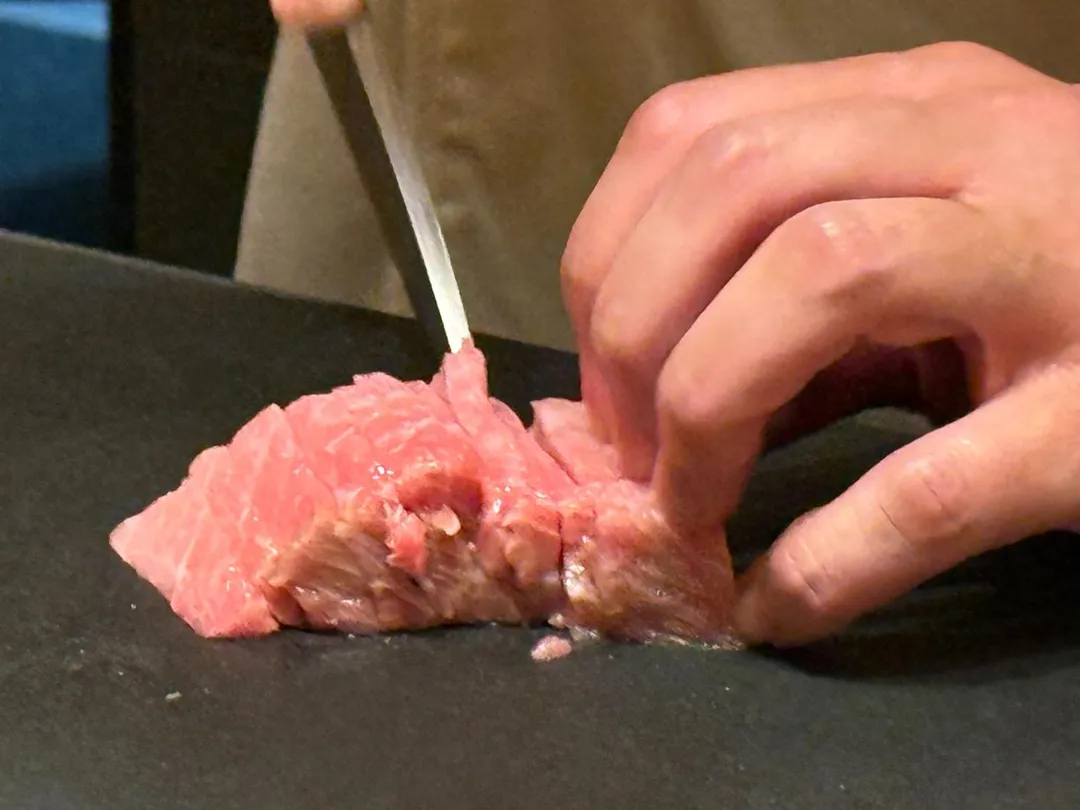 鮪魚泥卷切大腹肉加入。（圖／黃宏輝提供）