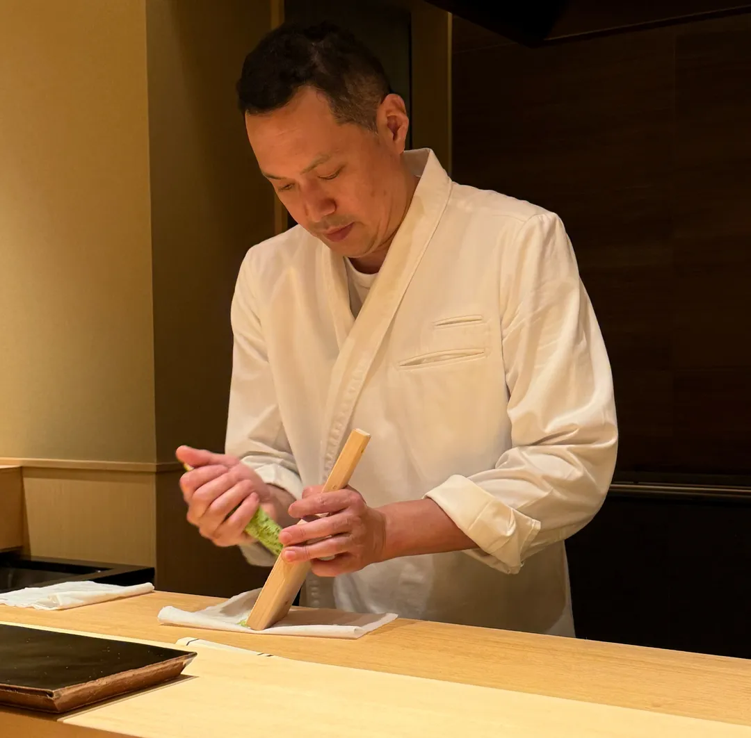 首件工作磨芥末。（圖／黃宏輝提供）