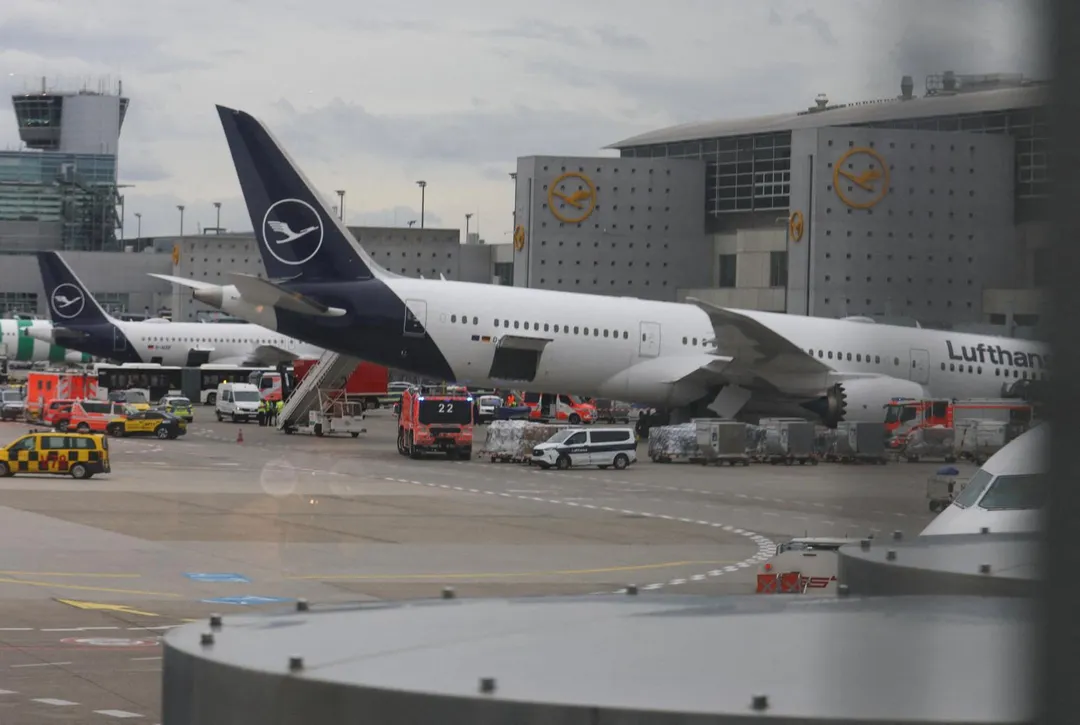 德國漢莎航空1架波音787-9夢幻客機2月剛投入使用，6月竟發生機鼻塌陷事件，導致多名工作人員受傷。（圖／路透）
