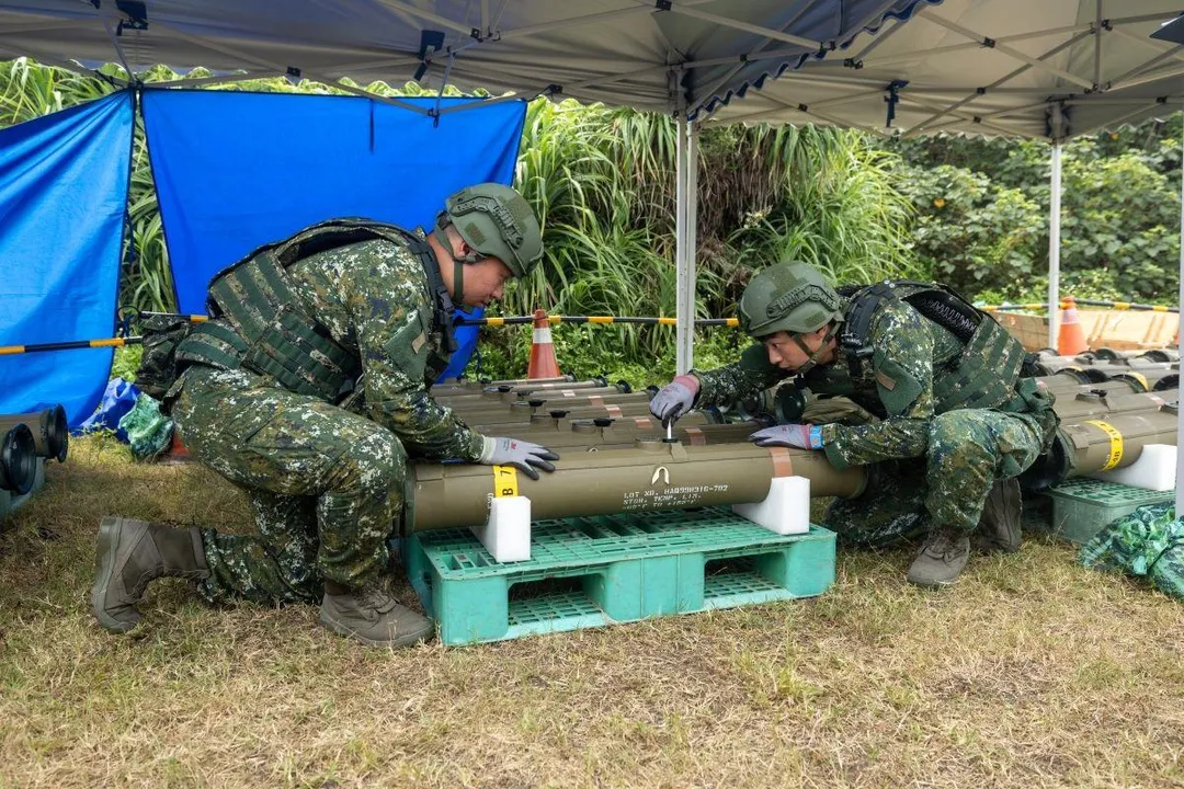 官兵先期進行驗彈作業，確保射擊安全無虞。（青年日報記者林睿奕攝）