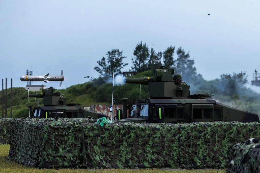 官兵操作拖式飛彈ITAS M41A7系統，射擊拖式2B型飛彈，精準命中目標。（記者林睿奕攝）