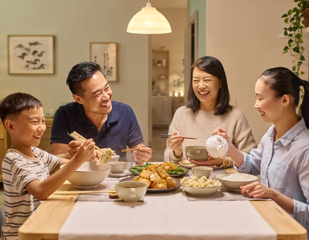 專家表示，亞洲父母不是不愛孩子，但愛被壓在嫌棄下面。不說「我擔心你」，說「你怎麼又變胖了」。不說「我想你」，說「你都不回來」。（示意圖／AI生成）