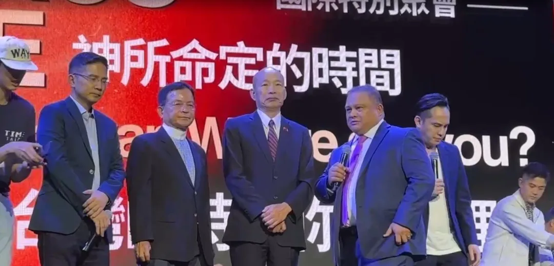 赫曼向在場所有人分享。(圖/中天新聞)