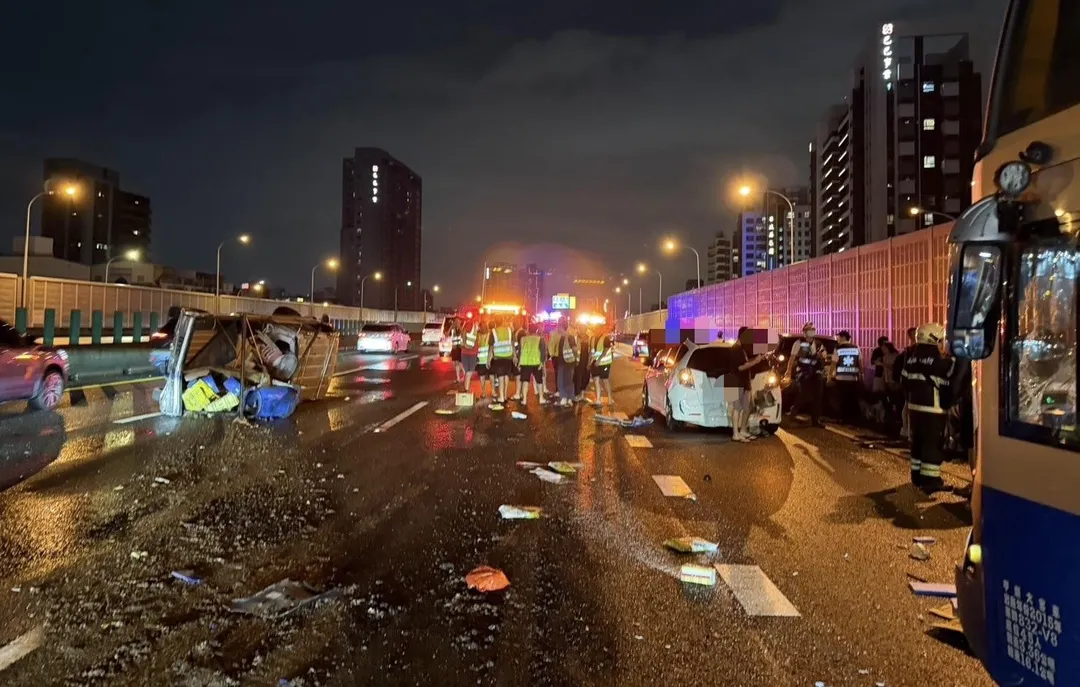 國1南向366.3k處遊覽車追撞多車現場一片混亂。（圖／翻攝畫面）