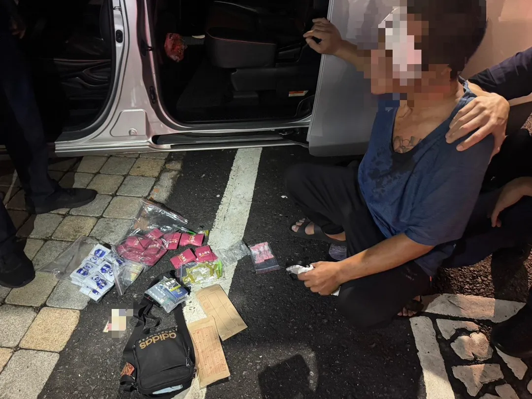 雷男車內藏毒遭逮。（圖／翻攝畫面，下同）