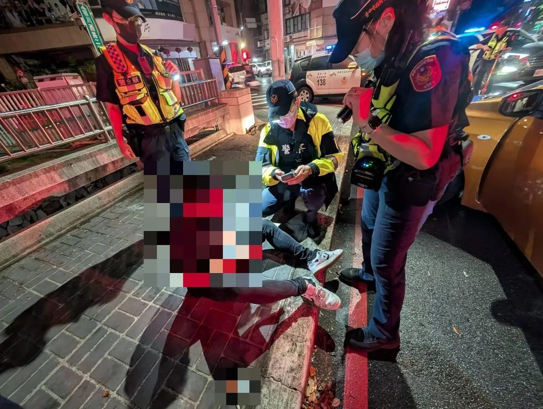 員警現場對駕駛實施毒品唾液快篩呈陽性反應。（圖／警方提供）