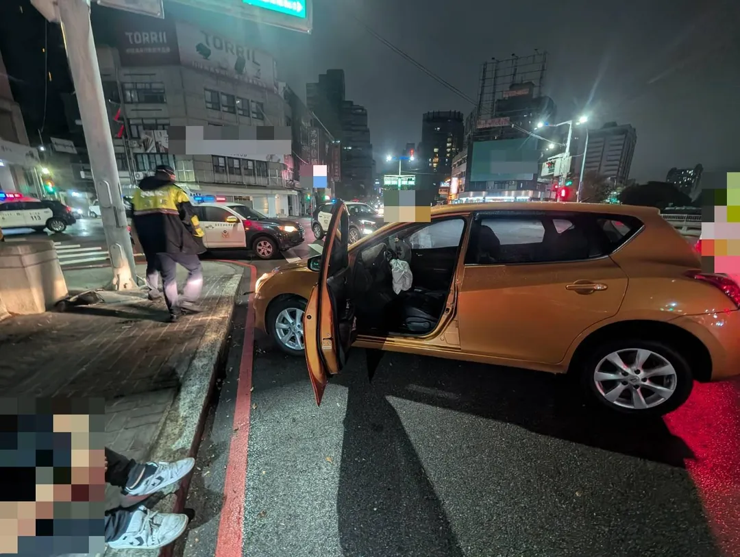台中市西區深夜發生一起自撞車禍。（圖／警方提供）