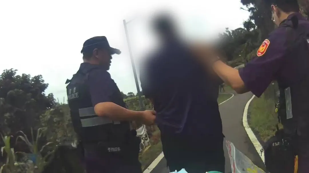 小貨車形跡可疑，員警遂主動上前攔查，發現駕駛竟是殺人未遂通緝犯。（圖／警方提供）