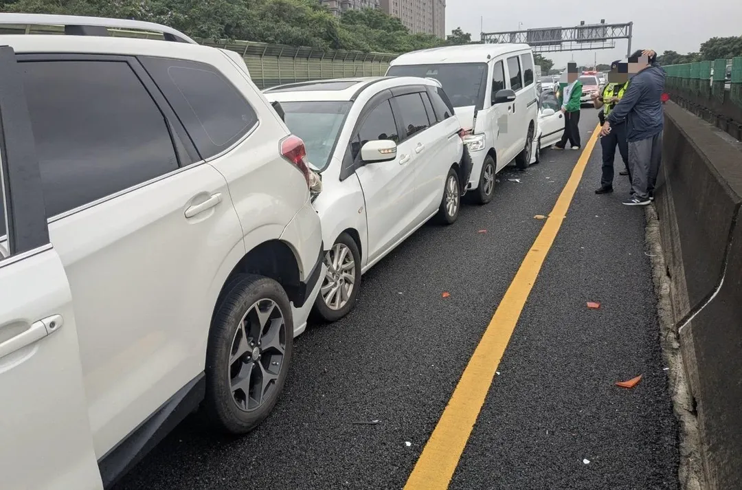 9部車在內側車道追撞。（圖／翻攝畫面）
