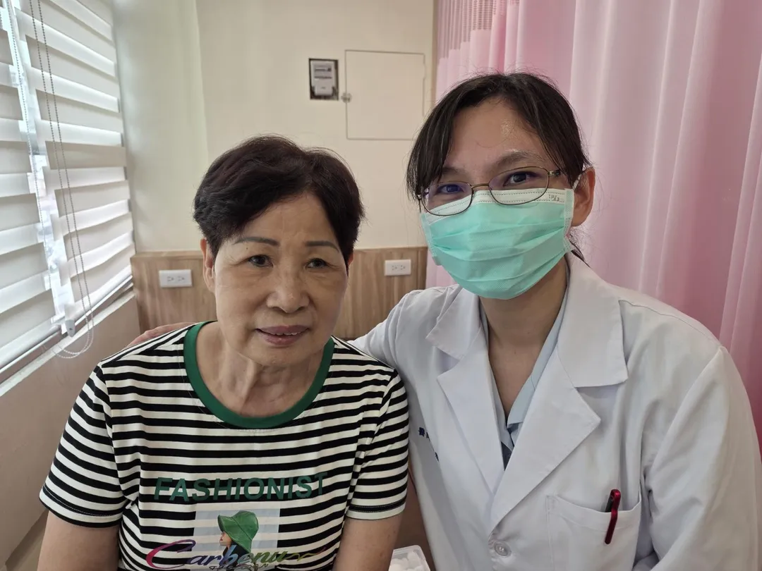 柯姓婦人（左）經員榮張淵雅醫師治療後如今視力已恢復正常。（圖／員榮醫院）