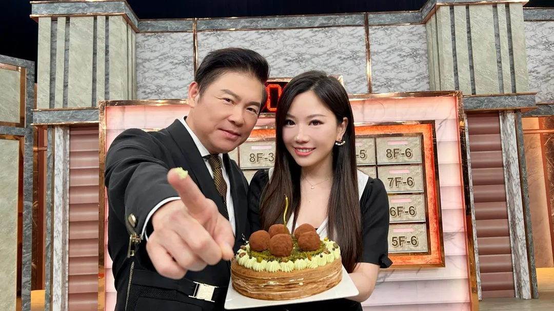 曾國城（左）提前送蛋糕祝賀主持搭檔蔡尚樺（右）生日快樂。（圖／東森綜合台提供）