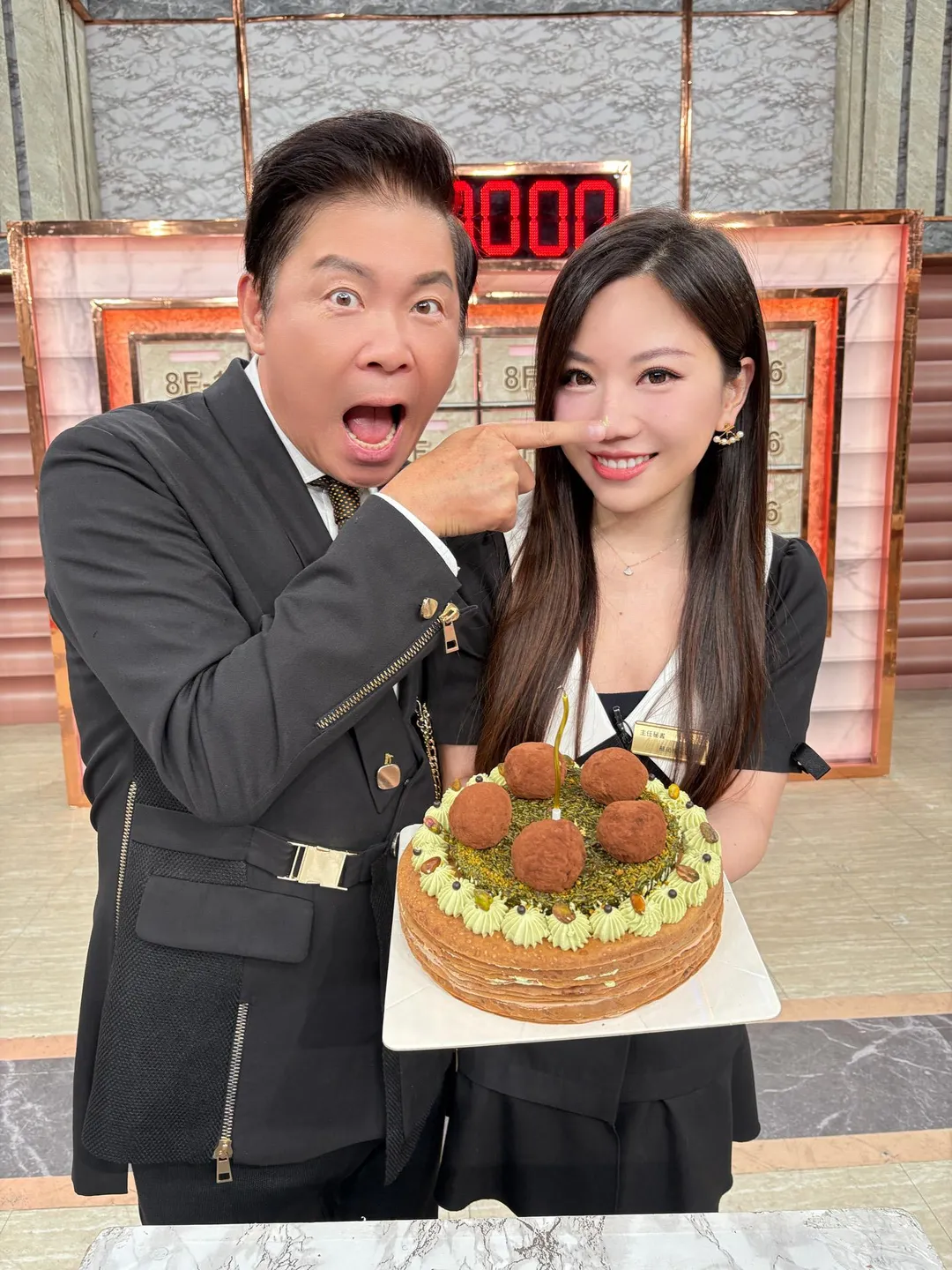 曾國城用手指沾蛋糕上的奶油點在蔡尚樺的鼻子上。（圖／東森綜合台提供）