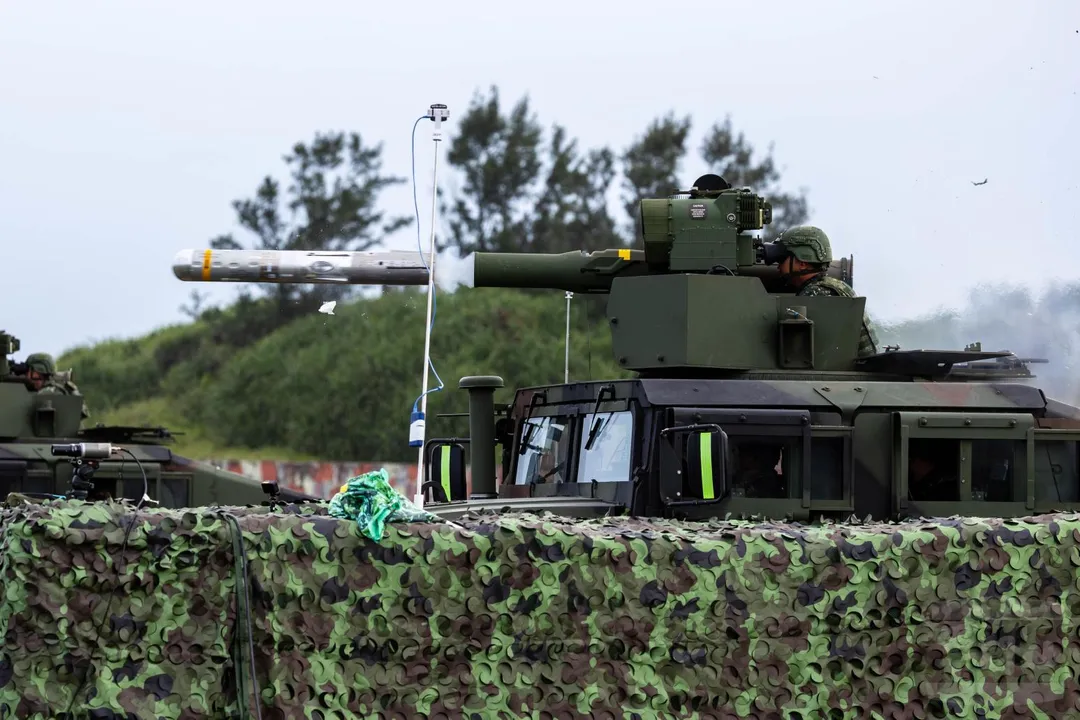 第584旅M1167飛彈車發射拖式2B飛彈。(圖/軍聞社)