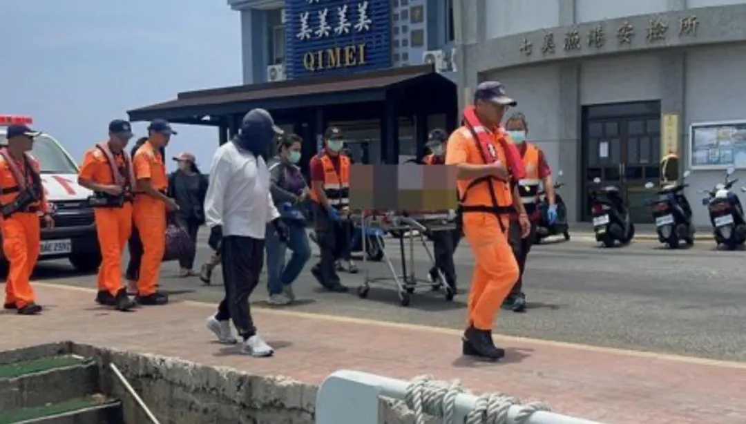 海巡艦艇與人員協助婦人後送就醫。(圖/翻攝畫面)