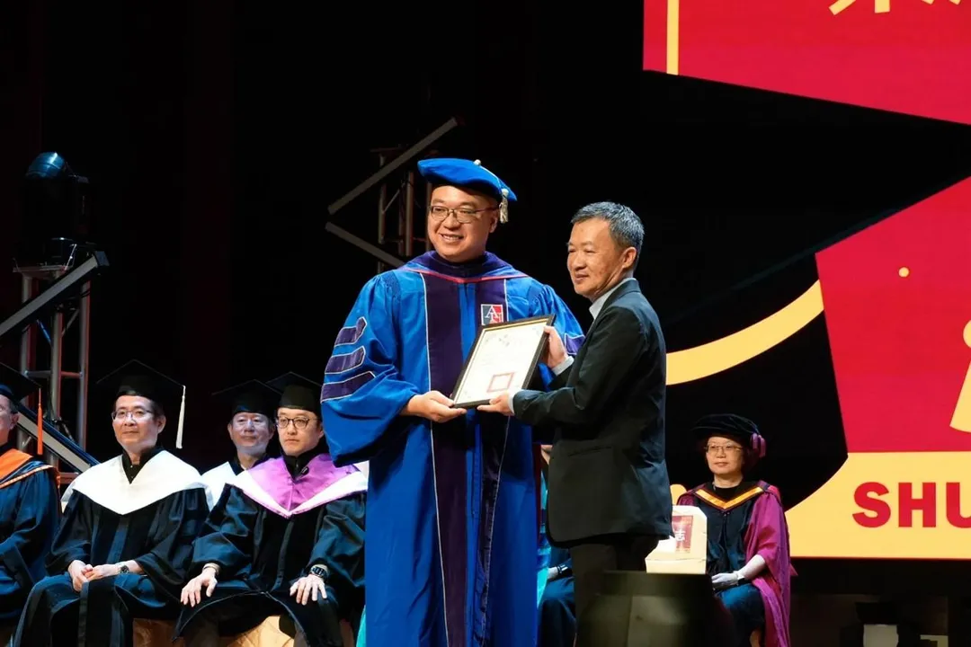 世新大學畢業典禮邀請臺北流行音樂中心董事長梁序倫（右）勉勵畢業生。（圖／世新大學提供）