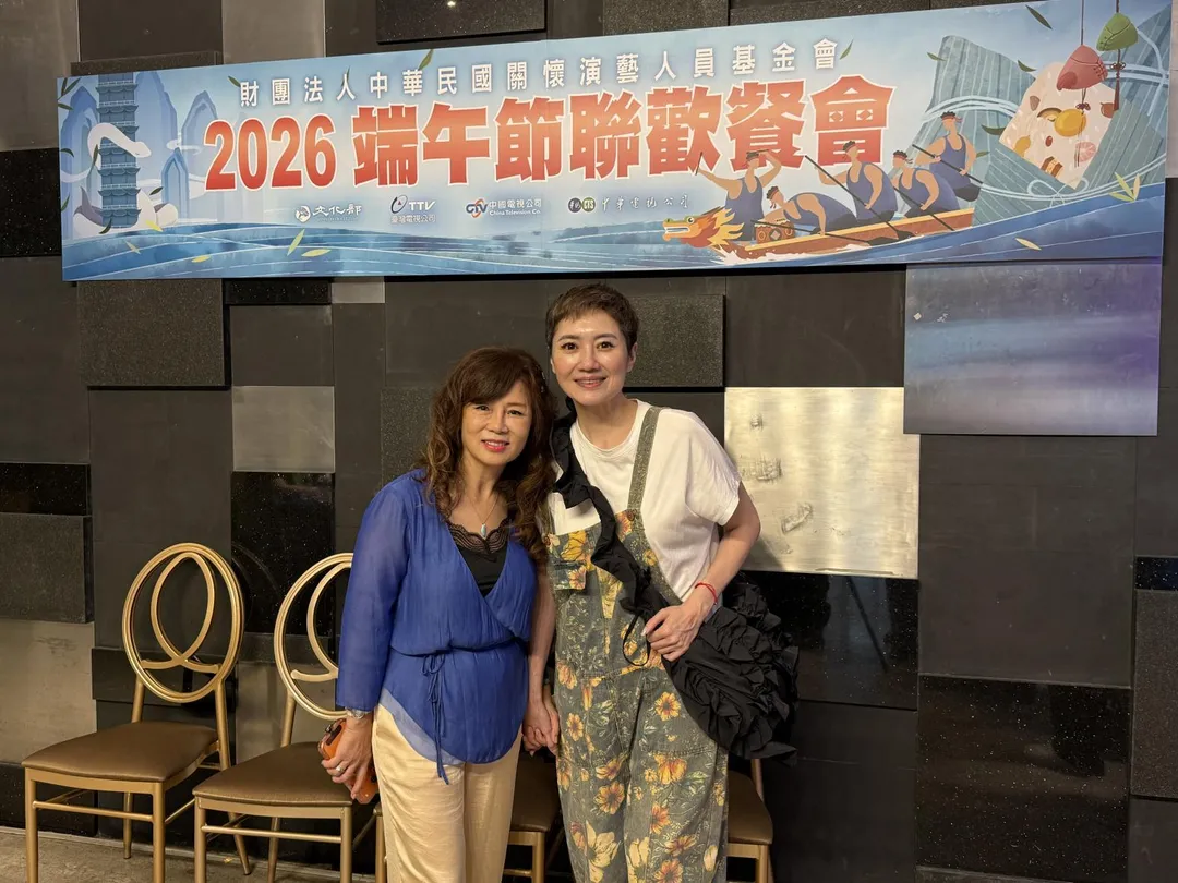 演藝工會理事長曹雨婷（左）5日出席「關懷演藝人員端午聯歡餐會」。（圖／華視提供）