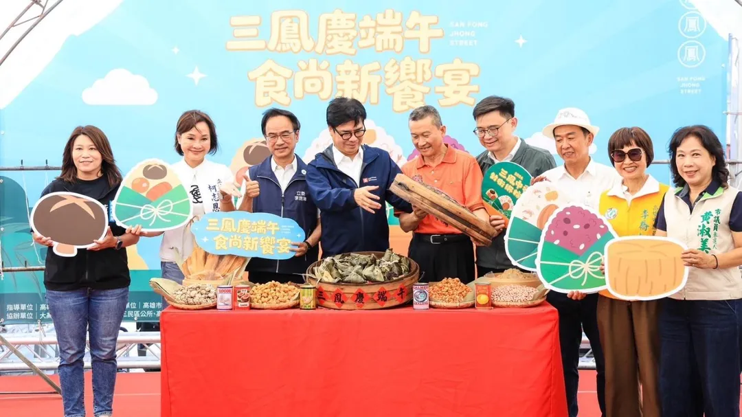 柯志恩與賴瑞隆同場包粽子，陳其邁表示，他要幫兩人打分數。（圖／翻攝高雄市府官網）