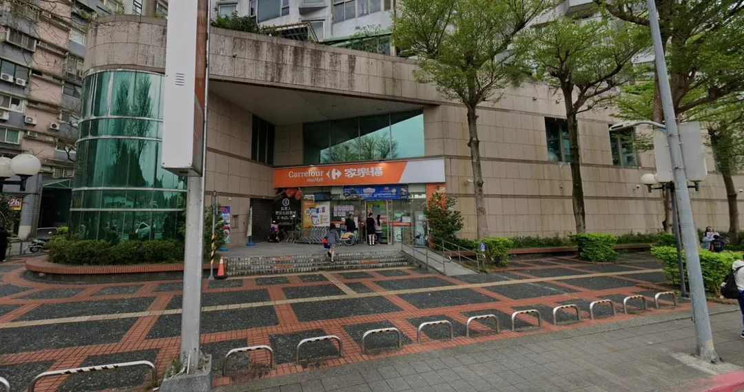 位於木柵核心生活圈的「家樂福超市台北木柵店」，近日無預警在門市張貼出重大的熄燈公告。（圖／翻攝自Google街景圖）