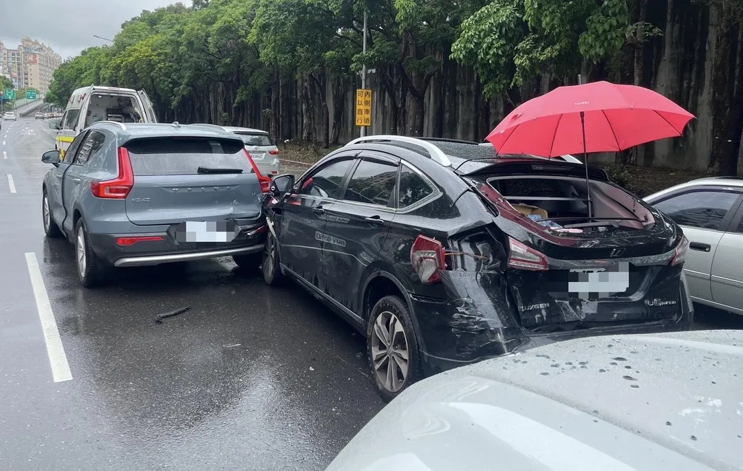 5輛車遭追撞毀損嚴重。（圖／翻攝畫面）