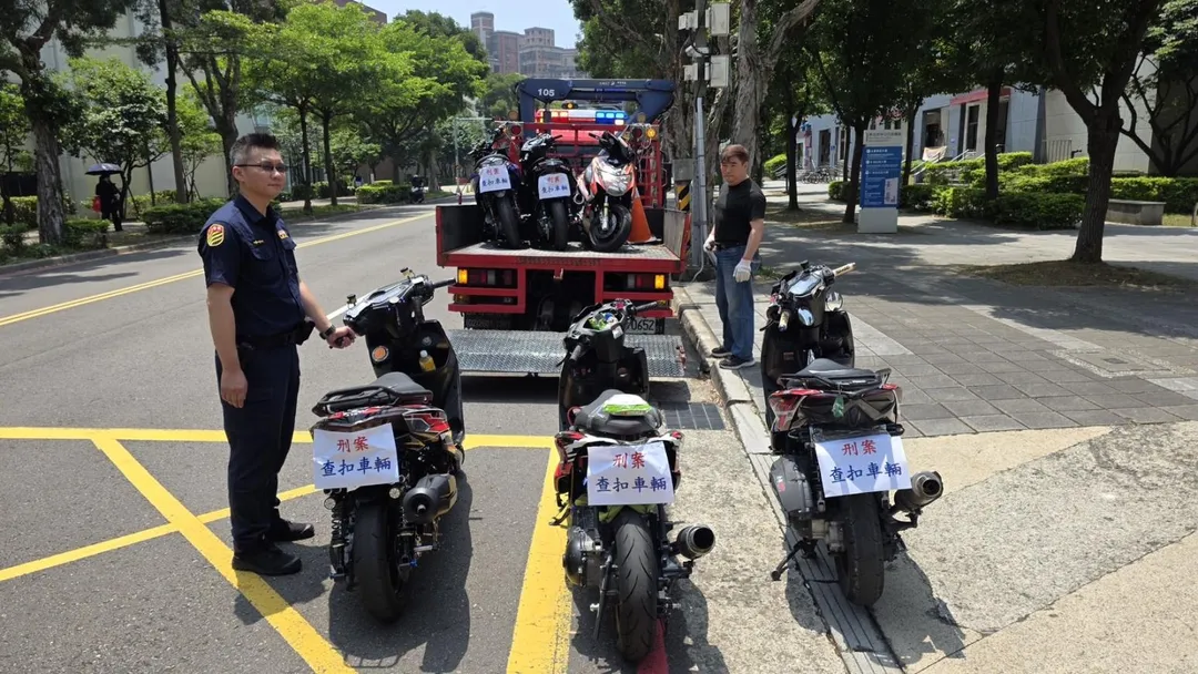 警方查扣改裝機車。（圖／翻攝畫面）