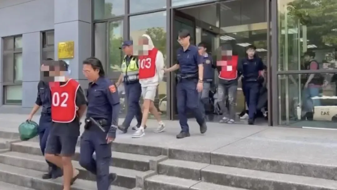 警方逮捕10名嫌犯送辦。（圖／翻攝畫面）