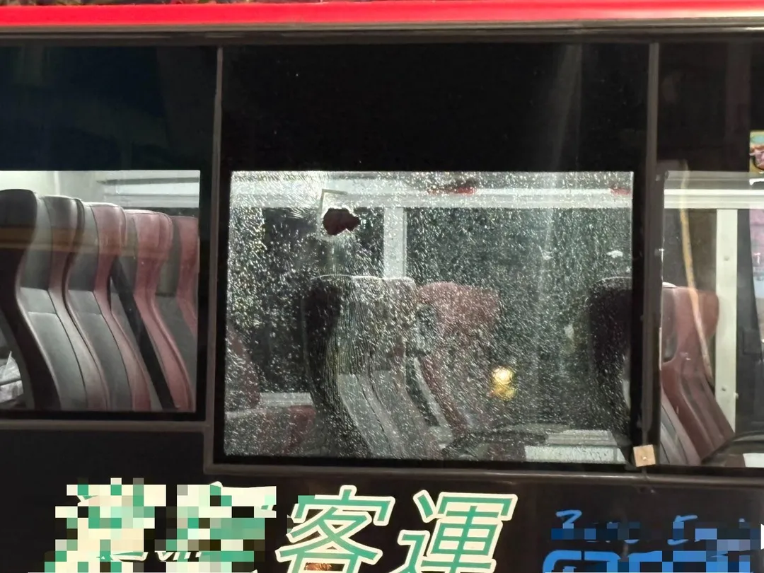 高雄左營公車玻璃突爆裂，警方採證追查疑遭石頭擊破。（圖／警方提供，下同）