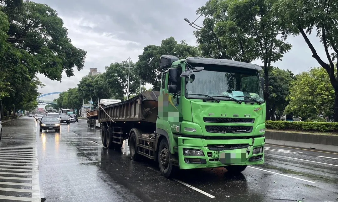 肇事砂石車。（圖／翻攝畫面）
