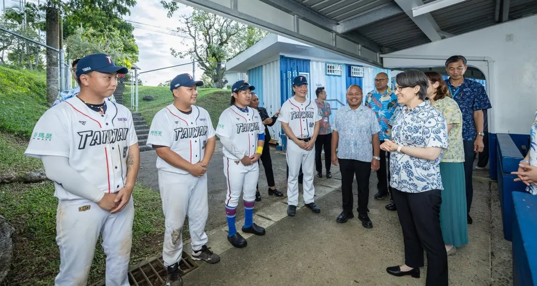 蕭美琴抵達帛琉後,立刻直奔棒球場,和2026台帛棒球交流賽選手會面。(圖/翻攝蕭美琴臉書)