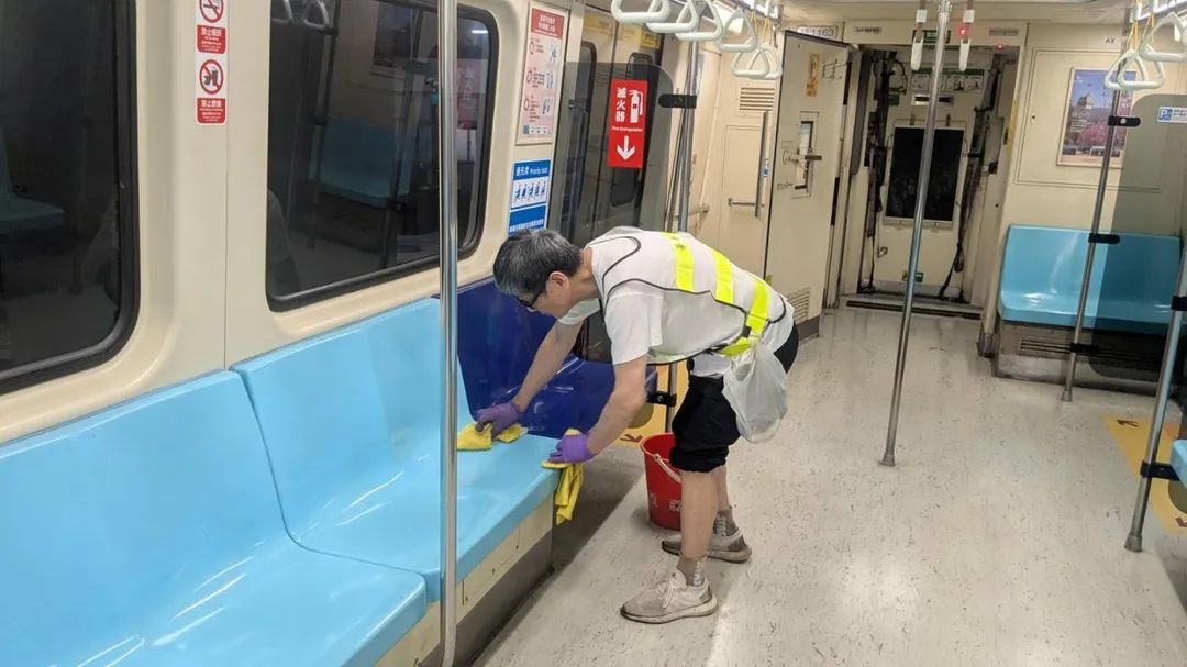 北捷座椅清消。（圖／台北捷運公司提供）