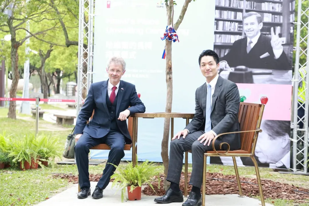 捷克參議院議長韋德齊（Miloš Vystrčil）、台北市長蔣萬安3日出席「哈維爾的長椅」揭幕式。（圖／捷克中心臺北 / Czech Center Taipei臉書）