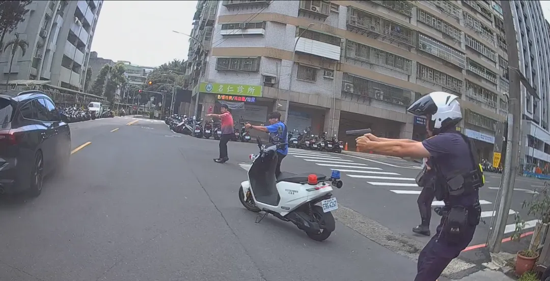 警方開槍制止吳男逃跑。（圖／警方提供）