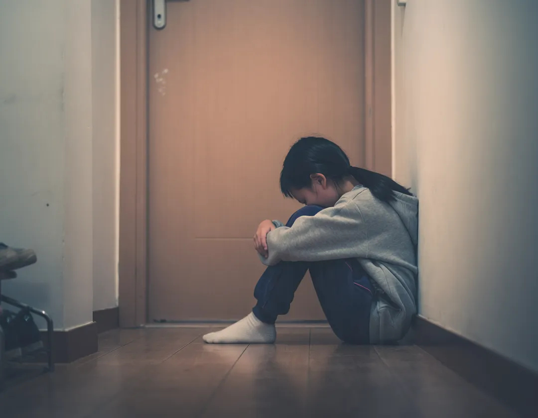 高雄鳳山1間披薩店驚傳男老闆暴力管教「連續掌摑大女兒」事件，老闆事後出面道歉，被打的大女兒也坦言是自己做錯事。（示意圖／非當事人／AI生成）