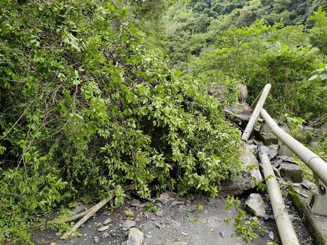高雄市茂林區羅木斯步道聯外道路於昨（6）日發生邊坡坍塌，阻斷道路交通，造成2名溯溪遊客受困。（圖／茂林區公所提供）