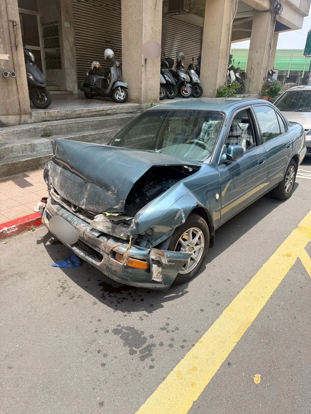 阿公的車已經撞個稀爛。（圖／警方提供）