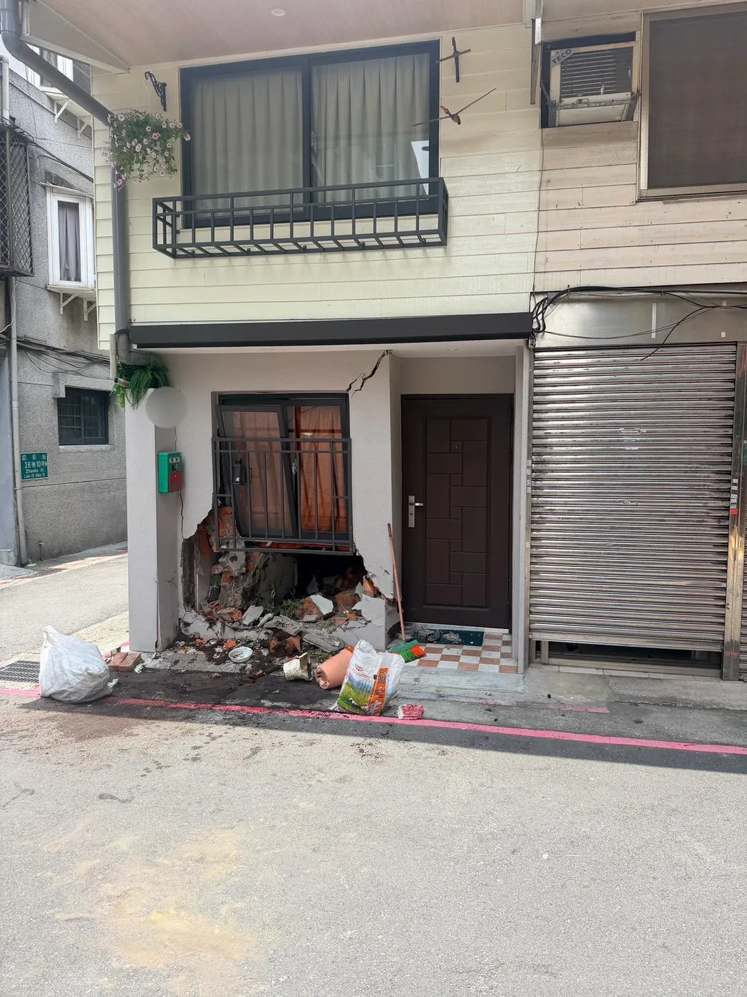 被衝撞的民宅。（圖／警方提供）