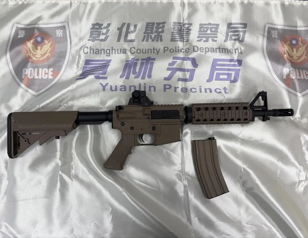 嫌犯所持的玩具槍仿M4A1步槍外型。（圖／翻攝liyunyun_28的Threads）