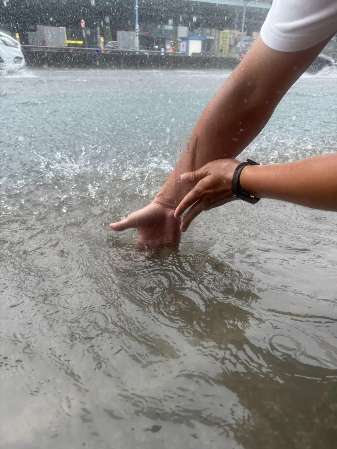 板橋區民生地下道施工處成為淹水重災區，截至下午3點，積水深度已達9公分且不斷持續升高。（圖／新北市議員參選人陳俊諺提供）