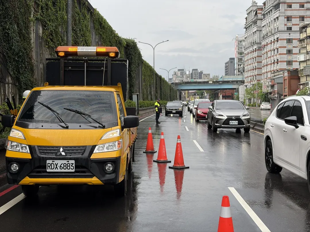 北市環河北路一段389號對面車道人孔蓋噴飛，造成路面凹洞，計3部路過車輛不慎壓到凹洞爆胎，幸無人受傷。（圖／翻攝畫面）